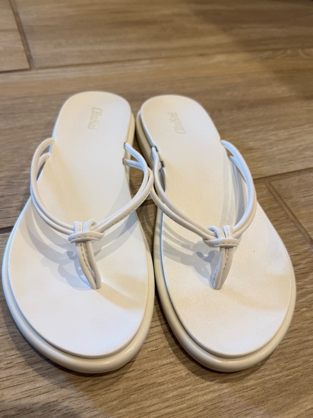 OluKai Women’s Size 9 White Flip Flops